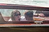 Emma Watson ne skida pogled s njega