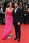 Jake Gyllenhaal s partnericom Jeanne Cadieu na premijeri filma 'Nevini' 2022. u Cannesu