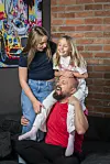 Korina i Klara uče ga o svemu, jer je on, kako bi Korina rekla, staromodan pa mu objašnjava da je okej biti drugačiji, da ne smijem osuđivati, da pratim što je 'cool', koji su nokti 'in', tko super pleše