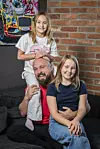 Teško mu je reći 'ne' kada ga nešto traže pa mama Jelena održava balans