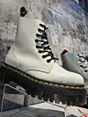 Dr. Martens klasični model ima i u bijeloj boji, koja je posljednjih godina pravi hit.