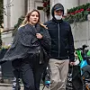 Suki Waterhouse i Robert Pattinson šetali su u opuštenom izdanju. Pjevačica je rastući trudnički trbuščić skrivala velikim Dior šalom