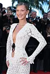 Bella je outfit upotpunila dijamantnim naušnicama, dijamantnim prstenom geometrijskog oblika, a kosu je nosila podignutu u elegantno zaglađenu punđu