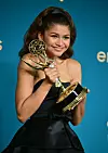 Zendaya pozira s Emmyjem