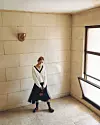 PREPPY CHIC Vesta reljefnog boda inspirirana college uniformom Proenza Schouler; suknja od finog point d'esprit tila i keper traka Red Valentino; ogrlica od pozlate i staklenih perli i novčanik s metalnom drškom Jil Sander; flatform sandale Proenza Schouler, sve Heraldi Men & Women. Čarape iz fundusa stilista