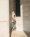 CASUAL SPORT Bomber jakna od reciklirane tkanine s balon rukavima i volanom Stine Goya; hlače od supermeke elastične kože By Malene Birger; elegantne salonke od brušene kože Sania D'Mina, sve Garderoba Concept Store