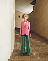 BLOKOVI KOLORA Sako box kroja u hot pink boji i smaragdno zelene hlače visokog struka Victoria Beckham/ Čizmice zaobljenog vrha boje hrastovine Proenza Schouler, sve Heraldi Men&Women/ Ručno izrađena ogrlica od recikliranog mesinganog lanca i školjke bisernice Cornelia Webb, Garderoba Concept Store