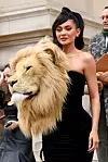 Kylie Jenner lani je šokirala modnom kombinacijom i haljinom s lavljom glavom