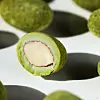 Matcha dražeji kombiniraju bogat, orašast okus slanih badema sa suptilnom gorčinom matche