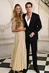 Elle Macpherson sa sinom Flynnom Bussonom na događanju 2022. godine