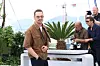 Benedict Cumberbatch na premijeri svog novog filma ‘Fenička shema‘ u Cannesu 2025., s ozlijeđenom rukom i povez uklopio u svoj ležerni look