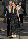 Emily Blunt bijele je tenisice iskombinirala na crno-bijelu lepršavu haljinu