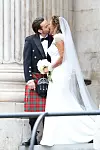 Mladenci ispred povijesne londonske katedrale sv. Pavla