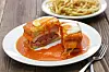 Francesinha je sendvič od slojeva tostiranog kruha i raznih vrsta mesa