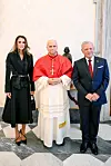 Kraljica je za susret s Papom odijenula crni Fendi kaput, a kosu je pokrila crnim veom poznat kao 'mantilla'
