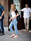 Jennifer je za šetnju New Yorkom prošli mjesec odabrala bijelie ‘sambice‘ s crvenim prugama