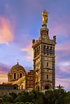 Posebnost crkve Notre Dame de la Garde iz 19. stoljeća je kip Marije i Isusa na vrhu 11 metara visokog zvonika od pozlaćenog bakra,...