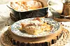 Bougatsa je lisnato tijesto s kremom koje se najčešće jede za doručak.