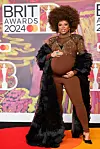 Fleur East ponosno je istakla trudnički trbuh