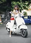 Bluza H&M Trend, hlače Mona, sandale Högl, naočale H&M, torbica Mona, Vespa GTS Super 300 MOTO MONDO