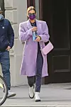 Ruski top model Irina Shayk u kaputu boje lavande