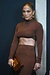 Jennifer Lopez u kreaciji koja otkriva njene savršene trbušnjake.