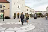 Ona nosi: Patrizia Pepe vestu s ukrasnim perjem prije 1.546,00 -35%, sada 1.005,00 kn; Pepe Jeans suknju od umjetne kože prije 559,00 kn -50%, sada 279,50 kn; John Richmond čizme s efektom zmijske koze, CORSO ROMA, prije 4.139,00 kn -65%, sada 1.449,00 kn; Trussardi Jeans torbicu, XYZ, prije 1.039,00 kn -30%, sada 727,30 kn On nosi: Bayside kožnu jaknu, CORSO ROMA, prije 1.777,00 kn -35%, sada 1.147,00 kn; Gant vestu, prije 900,00 kn -30%, sada 630,00 kn; Ted Baker jeans hlače, prije 950,00 kn -50%, sada 475,00 kn; Hugo Boss cipele, prije 2.590,00 kn -30%, sada 1.813,00 kn