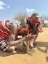 Ratnici plemena Masai pokazali su posjetiteljima kako se tradicionalno pali vatra