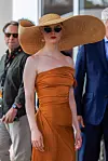 Britansko-američka glumica Anya Taylor-Joy u modnom izdanju koje podsjeća na zlatno doba Cannesa