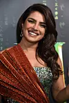Priyanka Chopra smješi se diskretnije, ali jednako blistavo