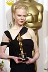 Nicole Kidman je prestižnu nagradu osvojila 2003. godine za svoju izvedbu Virginije Wolf u filmu 'Sati', a netom prije toga razvela se od američkog glumca Toma Cruisea