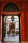 Ulaz u luksuzni hotel s tradicionalnim, umjetnički urešenim vratima