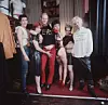 U svom londonskom butiku 1976. sa gitaristom Sex Pistolsa Steveom Jonesom, novinarom Alanom Jonesom, pjevačicom Chrissie Hynde i glumicom Jordan