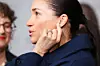 Princ Harry zaprosio je Meghan prstenom izrađenim po mjeri s tri kamena, koji uključuje središnji dijamant jastučastog reza od tri karata iz Bocvane te dva manja dijamanta iz kolekcije nakita princeze Diane