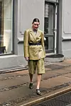Kao stylish dodatak poslužit će remen stegnut u struku