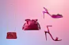 Plisirana torba s maškom Loeffler Randall; Net-a-Porter (190 eura)/ vrećasta kožna torba Loewe (2100 eura)/ slingback cipele Manolo Blahnik (1075 eura)/ sandale na petu Christian Louboutin; Net-a-Porter (645 eura)