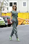 Traper kombinezon Ulla Johnson, sandale Bottega Veneta i mini torbica Dior
