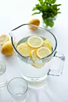 Zdravoj odrasloj osobi potrebno je nešto manje od 3 litre vode kroz cijeli dan.