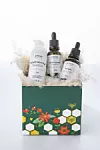 Paket za njegu lica: sadrži kremu Hydrorevital s nerafiniranim pčelinjim voskom i hijaluronom, revitalizirajući uljni serum s propolisom i hidratantni serum s medom i hidrolatom ruže