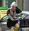Vivienne Westwood i dalje se kroz London kreće na biciklu.