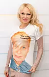 Pamela Anderson u majci s porukom - Ja sam Julian Assange