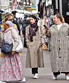 Lily Collins je odabrala udoban, ali stylish par tenisica za šetnju britanskom metropolom