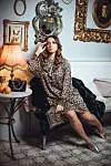 Haljina životinjskog uzorka Twinset / bunda Twinset / zlatne balerinke See by Chloe; Karla / torbica sa zakovicama Karl Lagerfeld; Karla / naušnice Tory Burch; Karla / prsten Tory Burch; Karla
