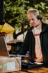 Od 11 ujutro pa sve do 23 sata prostor ispred Peškarije pretvara se u najveći open air foodie punkt u gradu – uz miris vrhunske hrane, čaše vina i koktela u rukama, DJ-eve, ljetnu atmosferu i pogled koji vrišti Mediteran