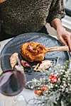 Usoljeni teleći kotlet, paniran u čili panko mrvicama, bearnaise od ljutike, karamelizirana ljutika i kesten
