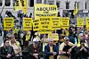 Protivnici monarhije protestiraju na Trafalgar Square-u