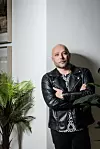 Unatoč popularnbosti, kada se ugase kamere i svjetla reflektora, za sebe kaže da je potpuno isti kao i prije nego je iskusio okus slave