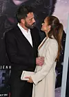 ​Jennifer Lopez podnijela je zahtjev za razvod 20. kolovoza 2024. godine, navodeći 26. travnja 2024. kao datum razdvajanja, finaliziran je 6. siječnja 2025.