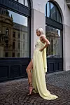 Zablistajte u haljinama sofisticiranih silueta i zanimljivih krojeva....