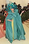 U haljini Valentino sa šeširom Philipa Treacyja na Met Gali, 2018. FRances McDormand